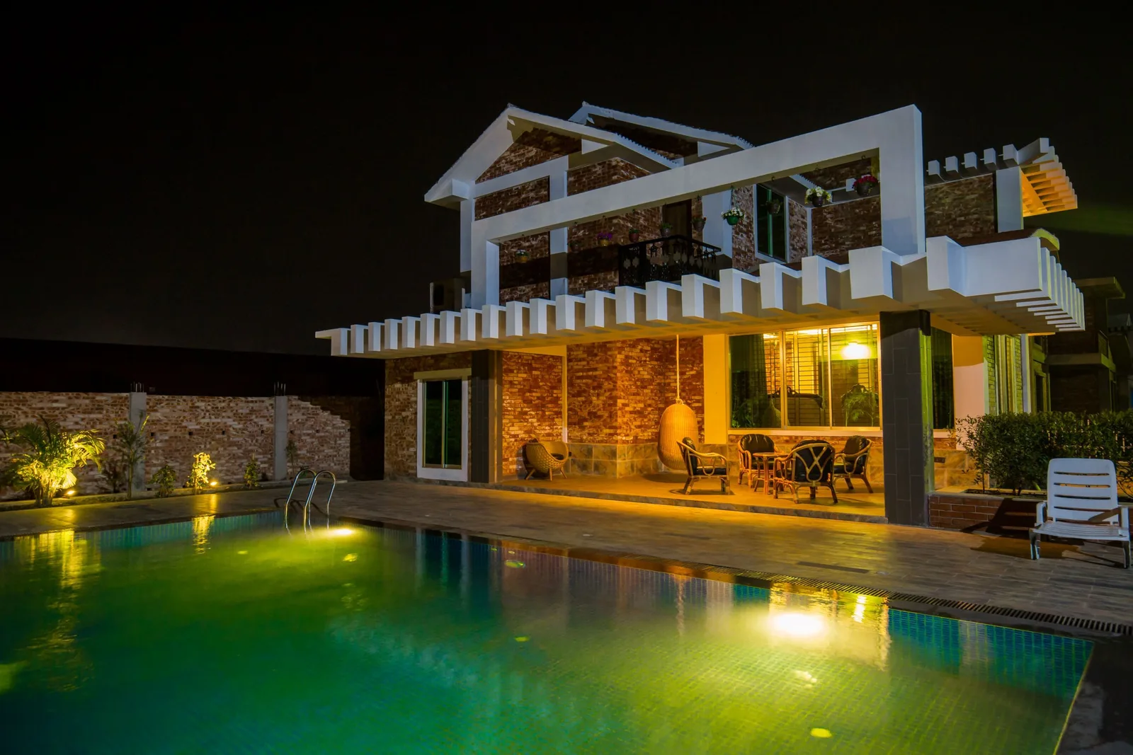 Pool Light Not Working? A Safe Central Florida Troubleshooting Guide